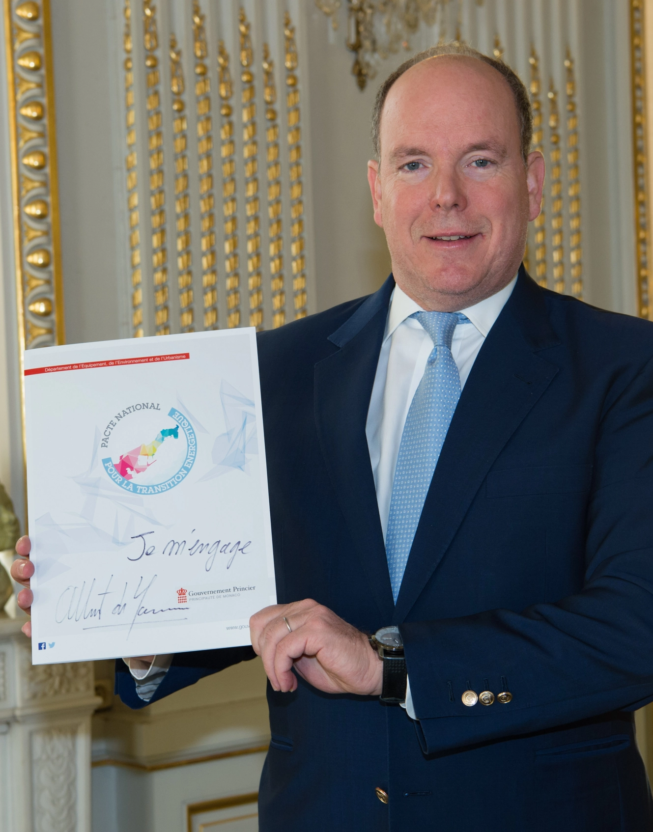 1. S.A.S. le Prince Albert II signe la première charte d'engagement © Gaetan Luci - Palais Princier