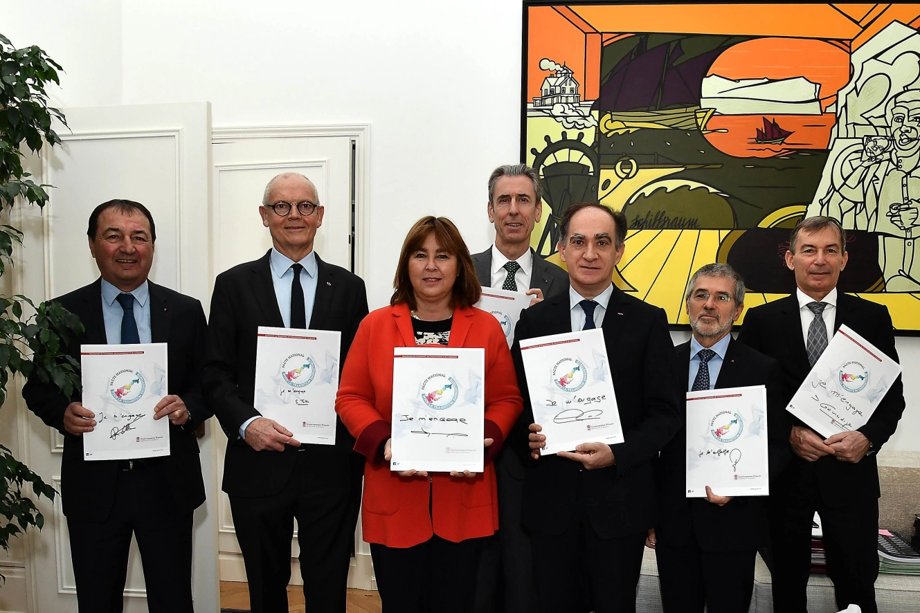 2. Les membres du Gouvernement signent leur charte d'engagement
