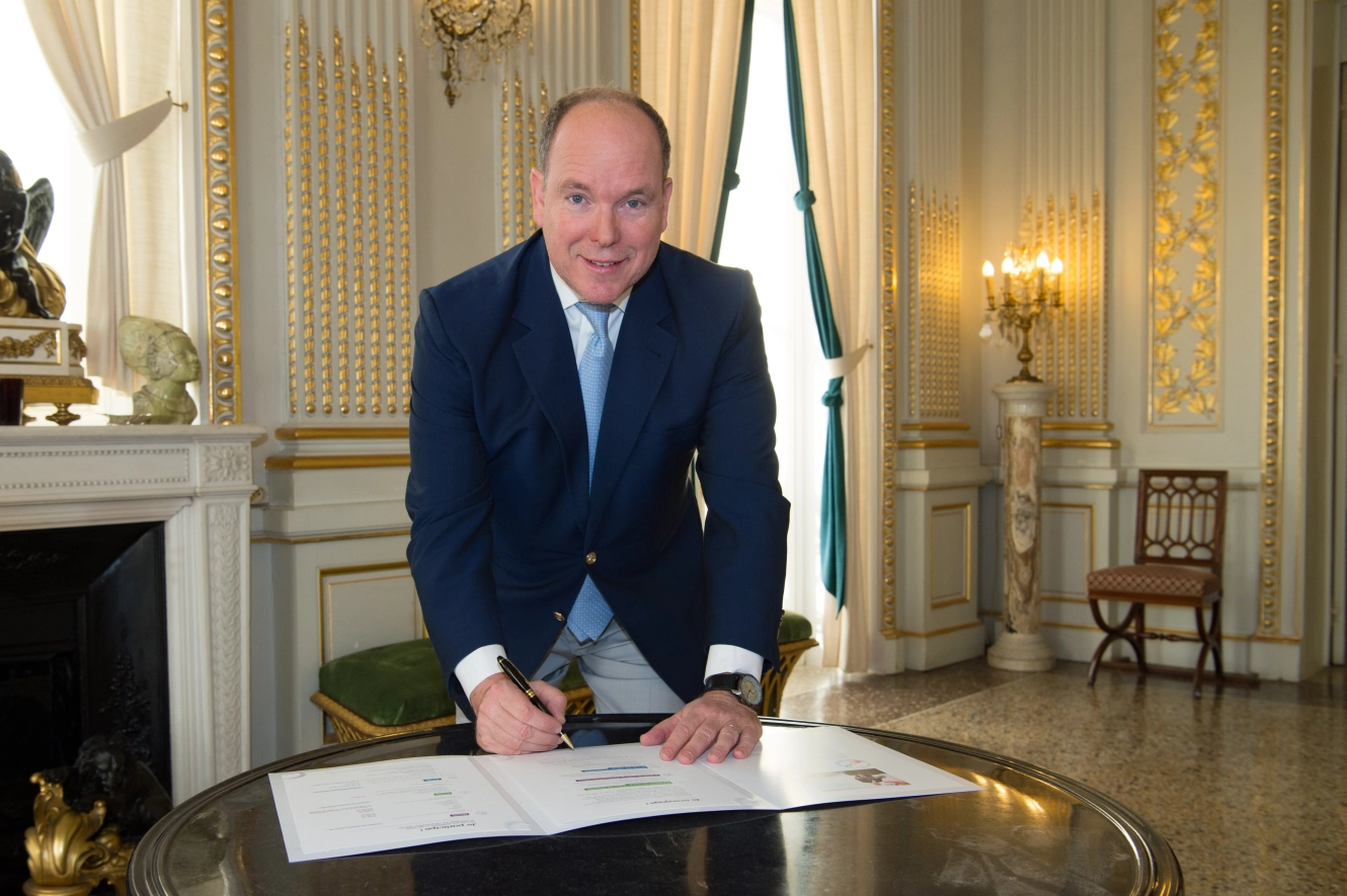 S.A.S. le Prince Albert II signe la première charte d'engagement © Gaetan Luci - Palais Princier