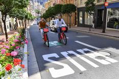 Voies des bus ouvertes aux cyclistes - Bus lanes have open to bikes and electric scooter ©Direction de la Communication/Manuel Vitali